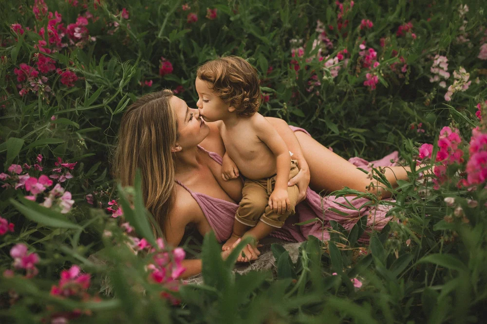 Emotive motherhood photography in the wildflowers